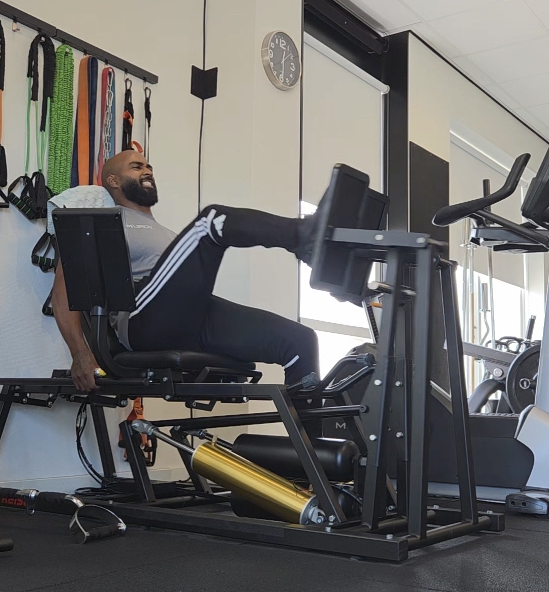 Donovan traint op de leg press